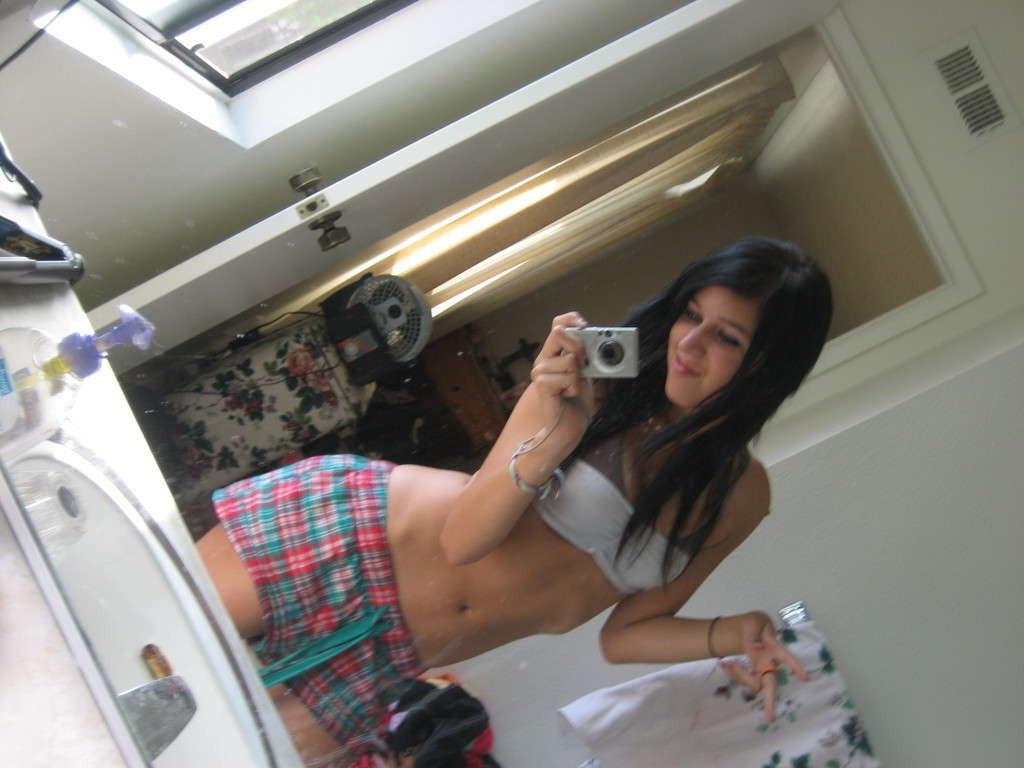 16P Dark-haired amateur chick's selfpics