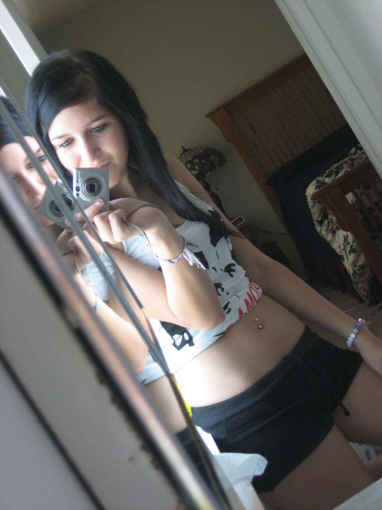 16P Dark-haired amateur chick's selfpics