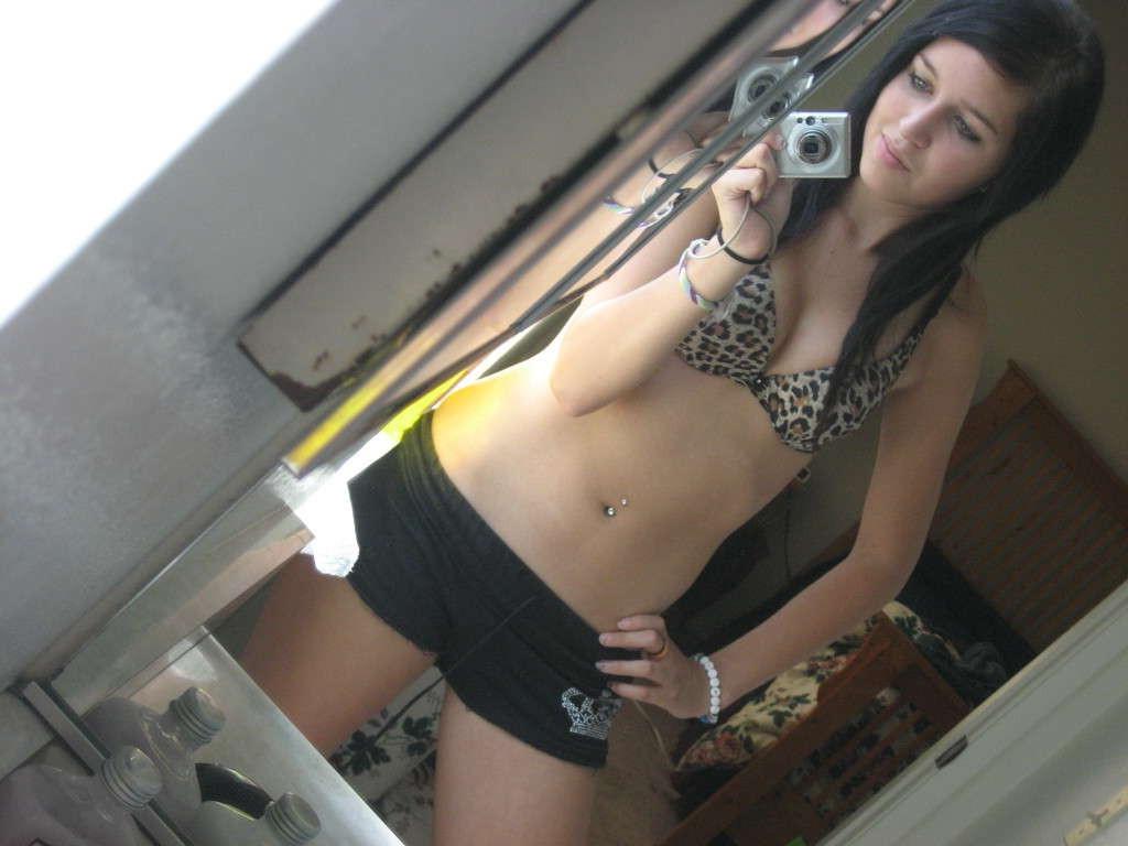 16P Dark-haired amateur chick's selfpics