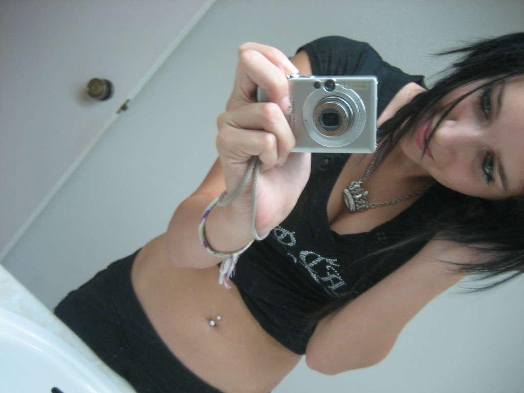 16P Dark-haired amateur chick's selfpics