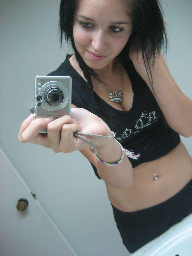 16P Dark-haired amateur chick's selfpics