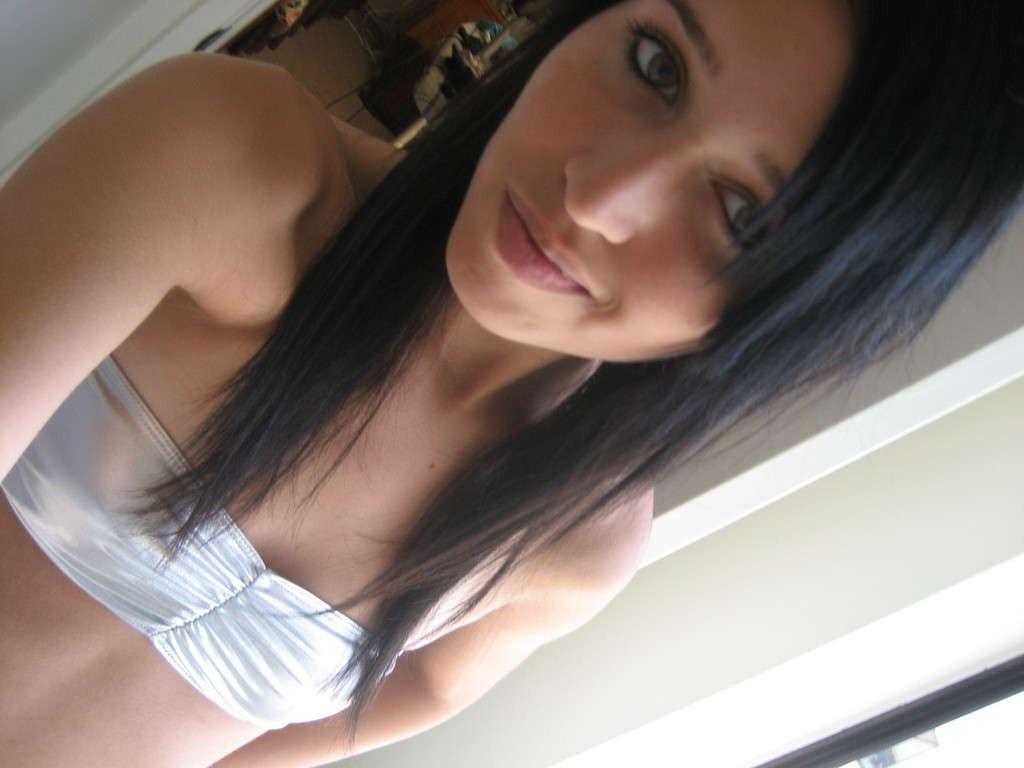 16P Dark-haired amateur chick's selfpics