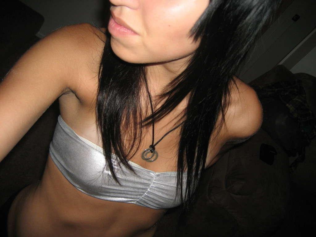 16P Dark-haired amateur chick's selfpics