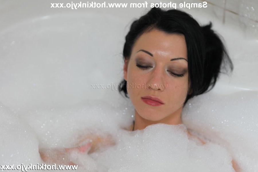 15P Kinky Jo in the bathtub shows us her anal prolapse and then fist fucks herself i