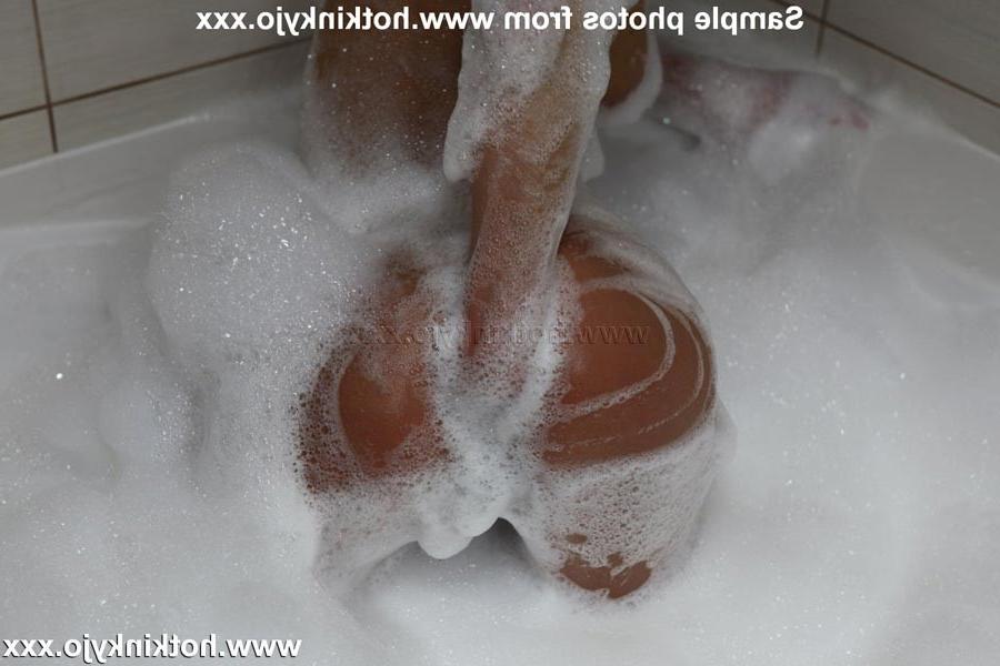 15P Kinky Jo in the bathtub shows us her anal prolapse and then fist fucks herself i