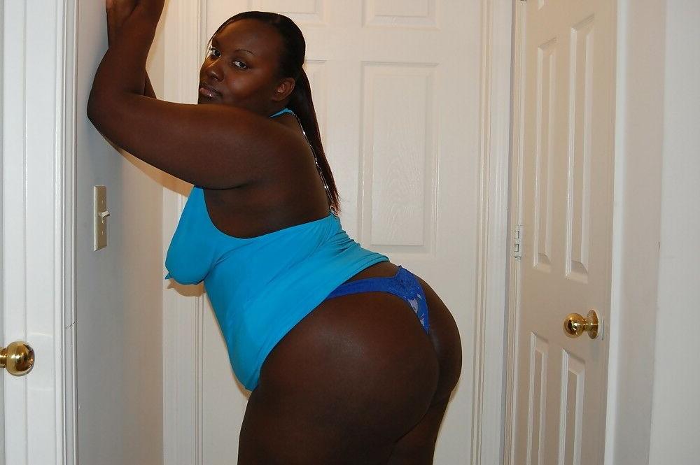 15P Thick ass black girls undressing and posing 2