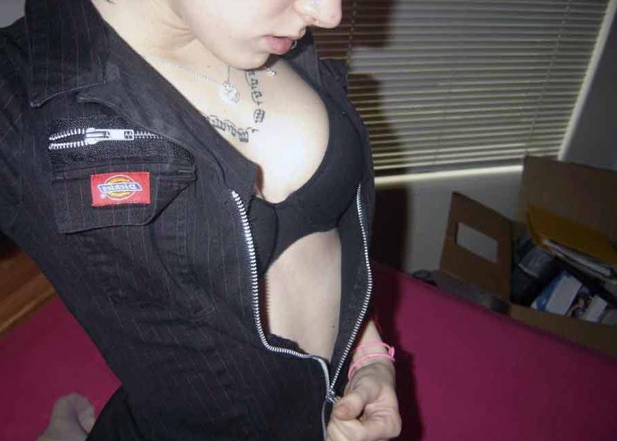 16P Pictures of a sexy amateur tattooed chick 