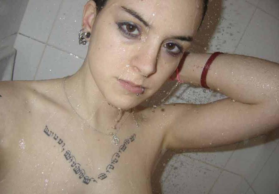 16P Pictures of a sexy amateur tattooed chick 
