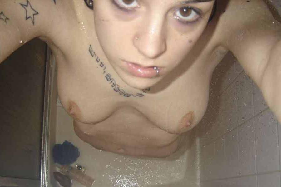 16P Pictures of a sexy amateur tattooed chick 