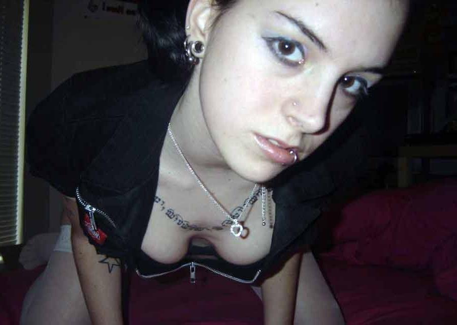 16P Pictures of a sexy amateur tattooed chick 