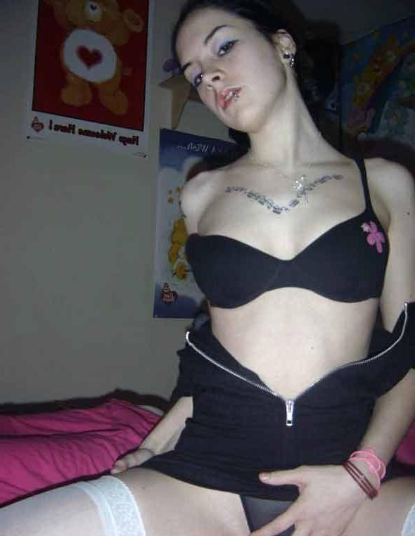 16P Pictures of a sexy amateur tattooed chick 
