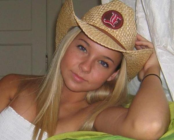 16P Bisexual chick sucks tits and cocks