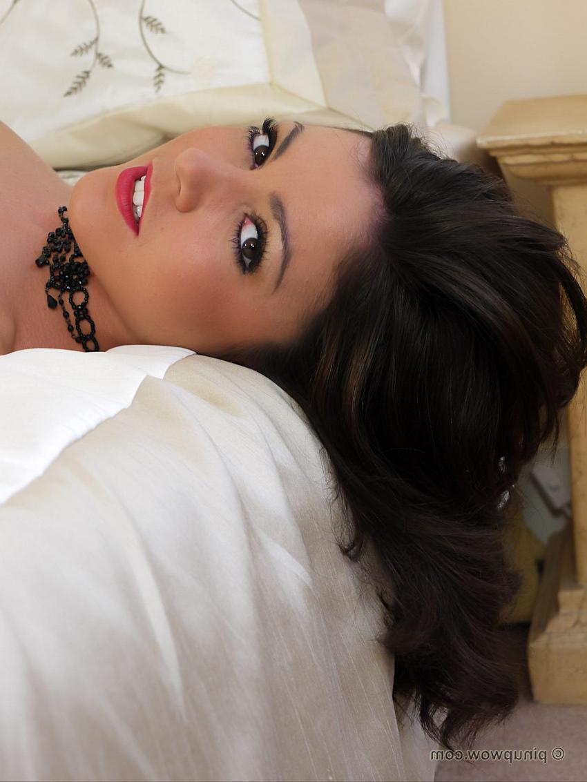 17P Glamorous brunette is simply irresistible in this saucy 