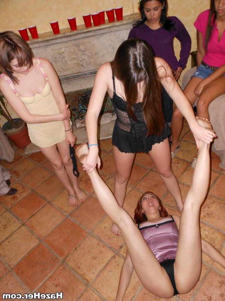15P College-Neulinge werden von brutalen lesbischen Studentenverbindungsschwestern schikaniert