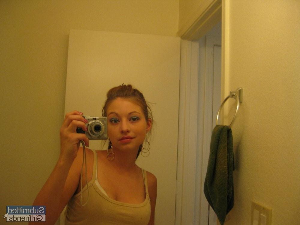 15P Sweet teen locks herself in the bathroom to take sexy 
