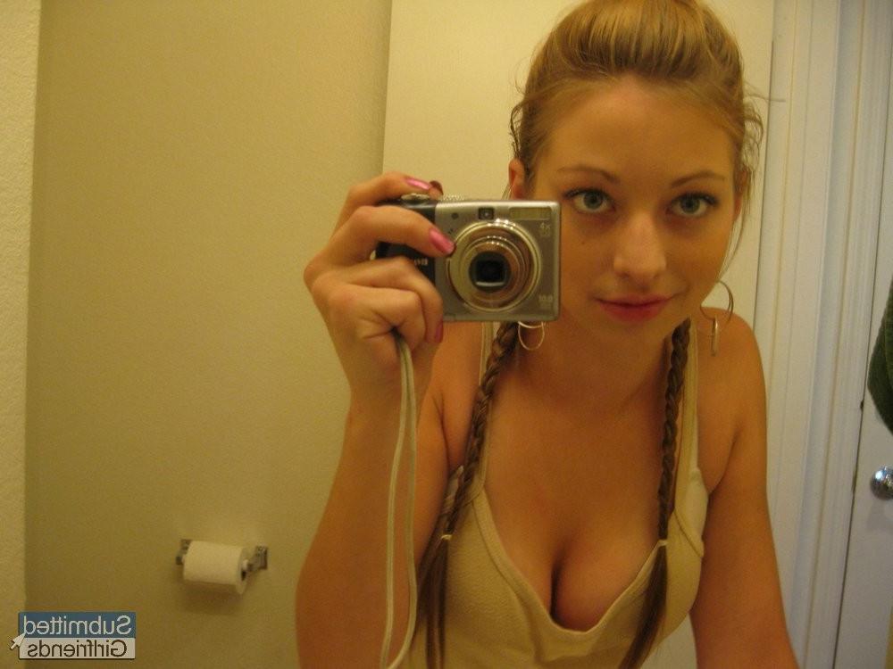 15P Sweet teen locks herself in the bathroom to take sexy 
