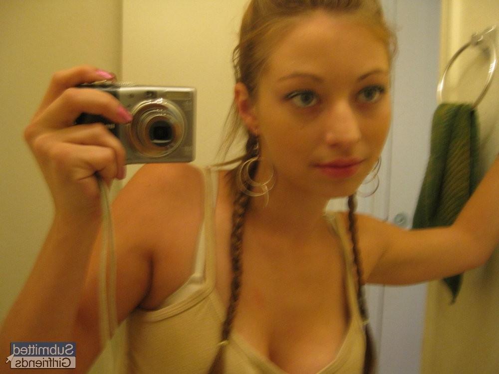 15P Sweet teen locks herself in the bathroom to take sexy 