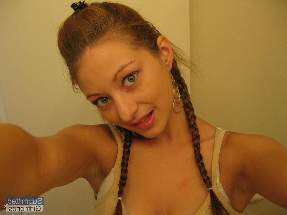 15P Sweet teen locks herself in the bathroom to take sexy 