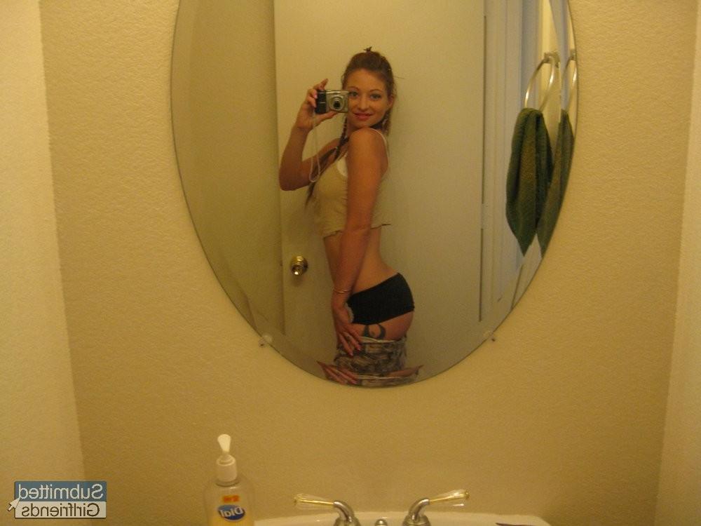 15P Sweet teen locks herself in the bathroom to take sexy 