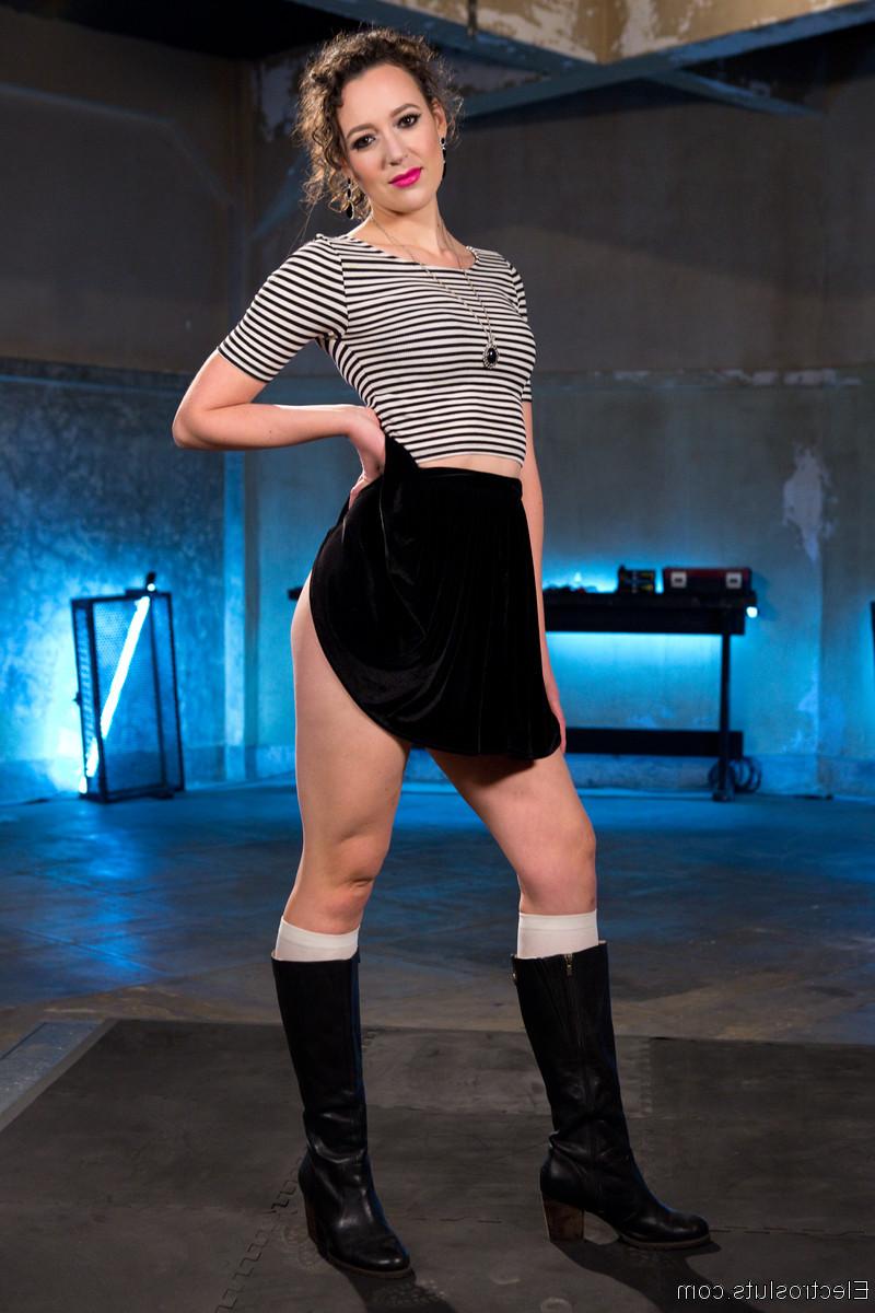 20P When a scheduled performer calls in sick, hot crew member Lilith Luxe volunteers