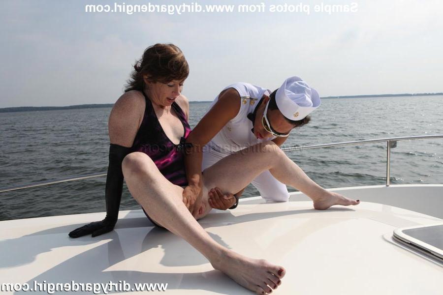 15P Dirtygardengirl getting her prolapsed anus fucked on a boat