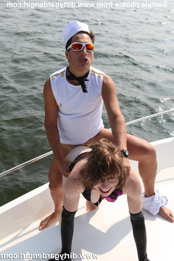 15P Dirtygardengirl getting her prolapsed anus fucked on a boat