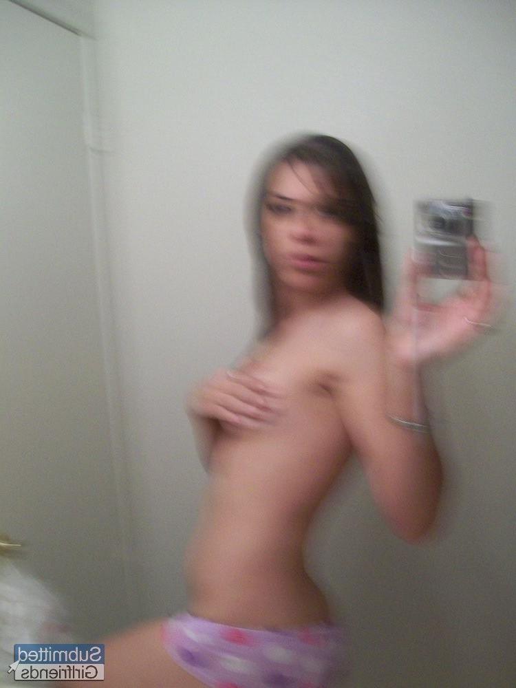 15P Sexy girl with a magnificent booty teasing in private pics