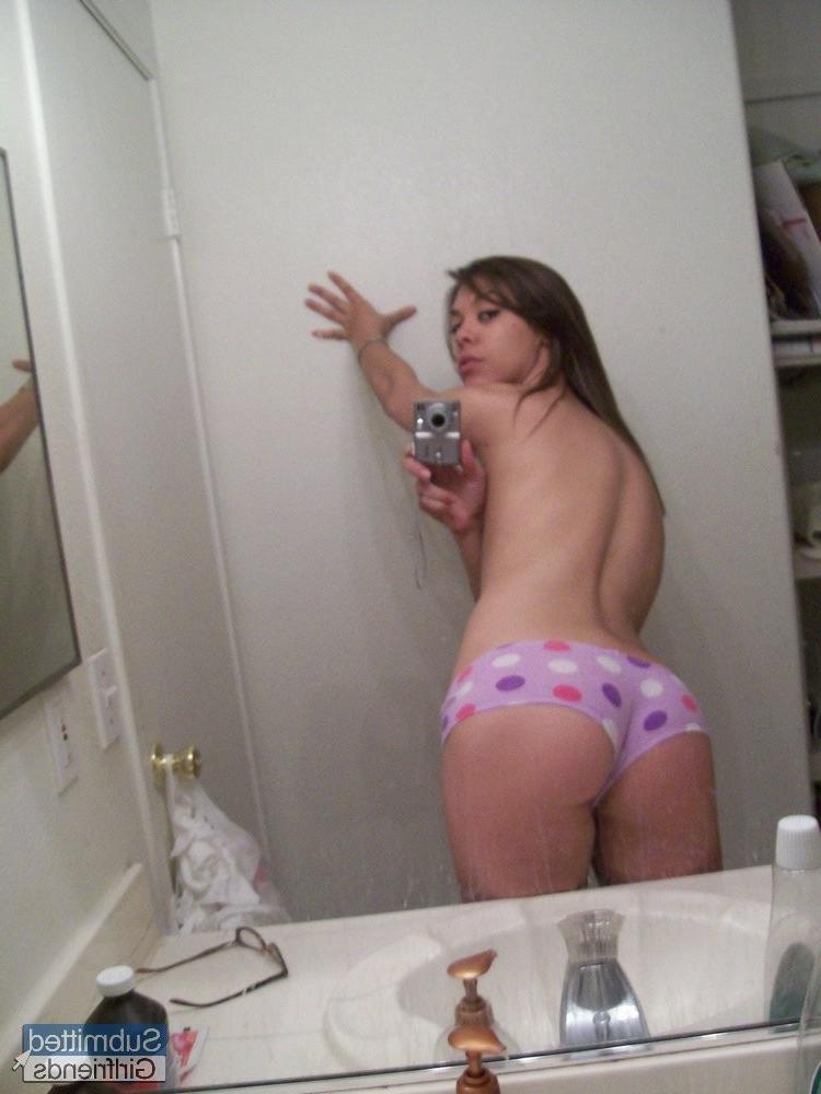15P Sexy girl with a magnificent booty teasing in private pics