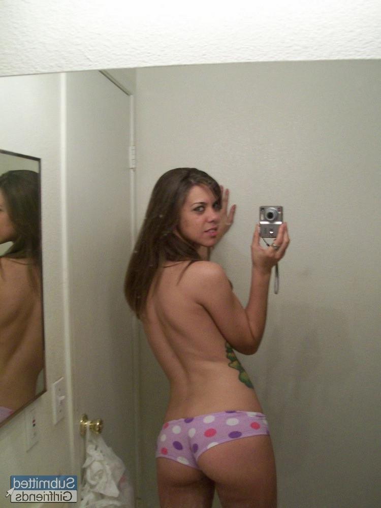 15P Sexy girl with a magnificent booty teasing in private pics