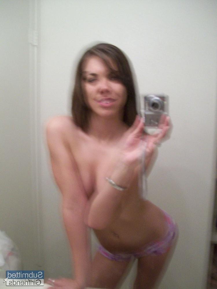 15P Sexy girl with a magnificent booty teasing in private pics
