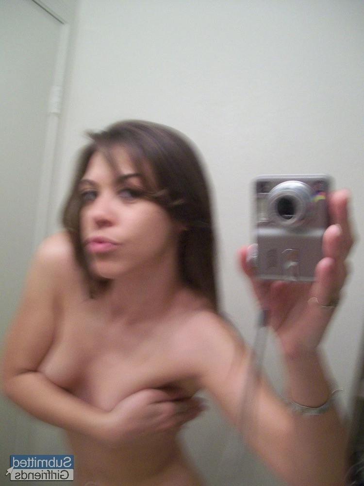 15P Sexy girl with a magnificent booty teasing in private pics