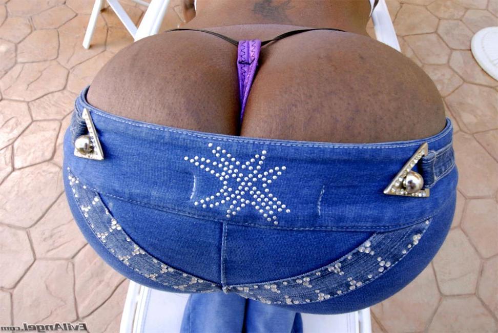 15P Nyomi Banxxx shows her big nice ass in tight jeans