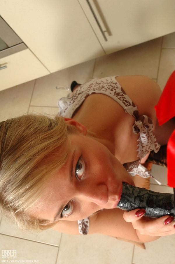 20P Curvy seducing a nextdoor babe into butt surfing play on floor