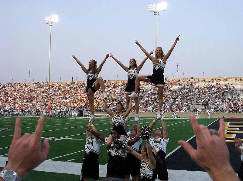 16P Real Army Cheerleader Squad Knows How To Party
