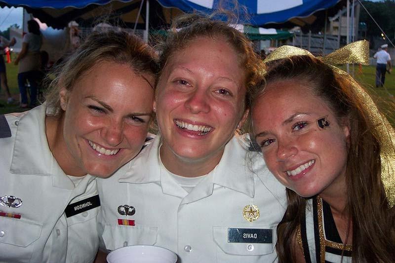 16P Real Army Cheerleader Squad Knows How To Party