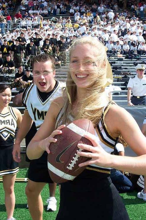 16P Real Army Cheerleader Squad Knows How To Party