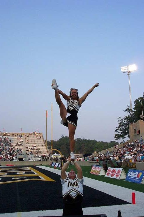16P Real Army Cheerleader Squad Knows How To Party