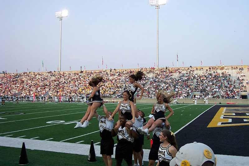 16P Real Army Cheerleader Squad Knows How To Party