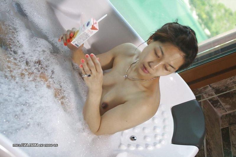 10P Collection of a Chinese babe sucking on her lover's dick