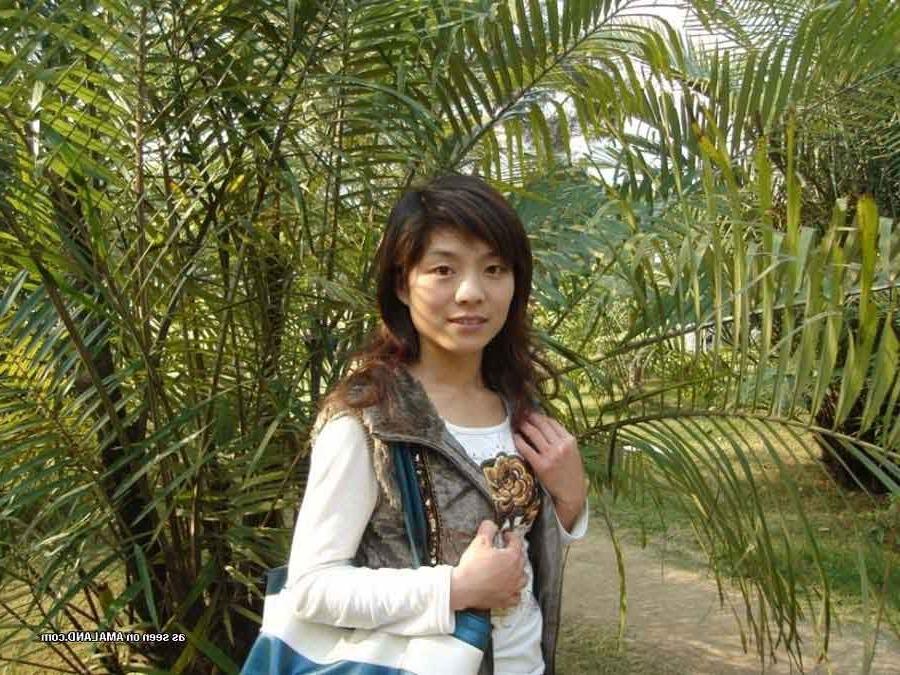 15P Amateur petite kinky honey posing for her BF