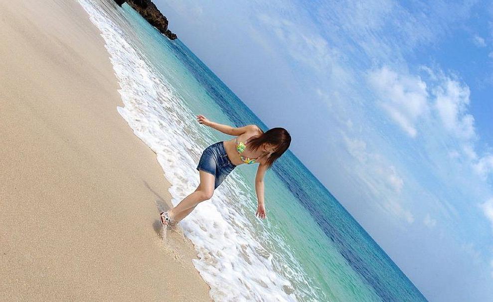 15P Asian beach babe Chikaho Ito in bikini showin body