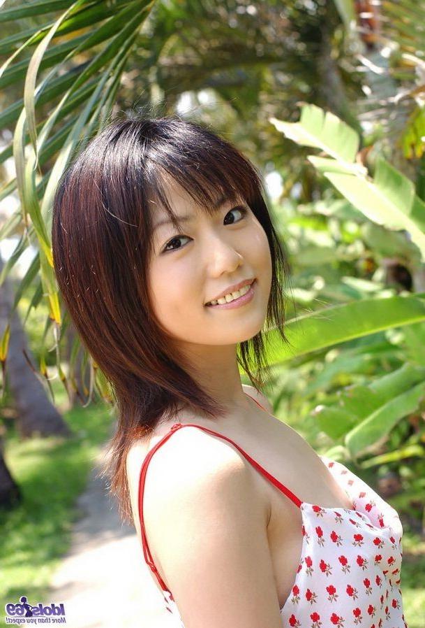 15P Lovely japanese Saki Ninomiya posing in her bikini