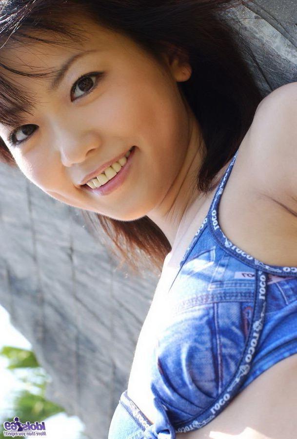 15P Lovely japanese Saki Ninomiya posing in her bikini
