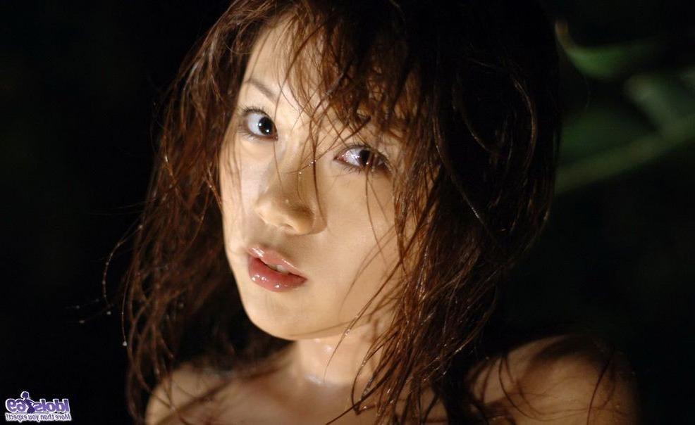 15P Asian babe Asami Ogawa poses in bikini showin tits