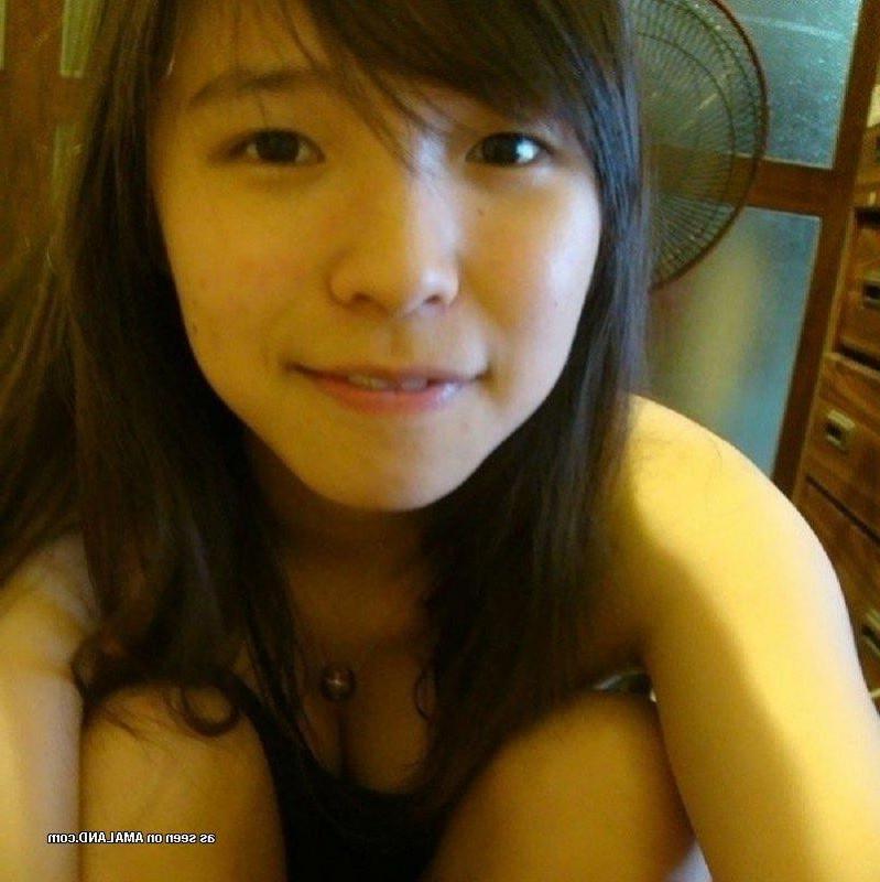 10P Chinese teen cutie's kinky nude pictures with her BF