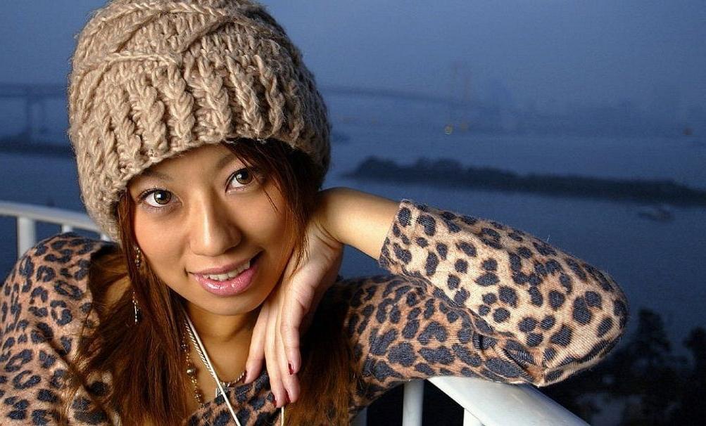 15P Japanese babe Yukari Fujikawa poses in sexy bikini