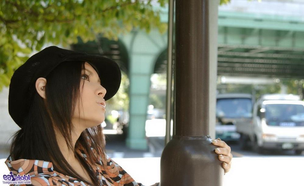 15P Japan Maria Ozawa showing her nice ass and titties