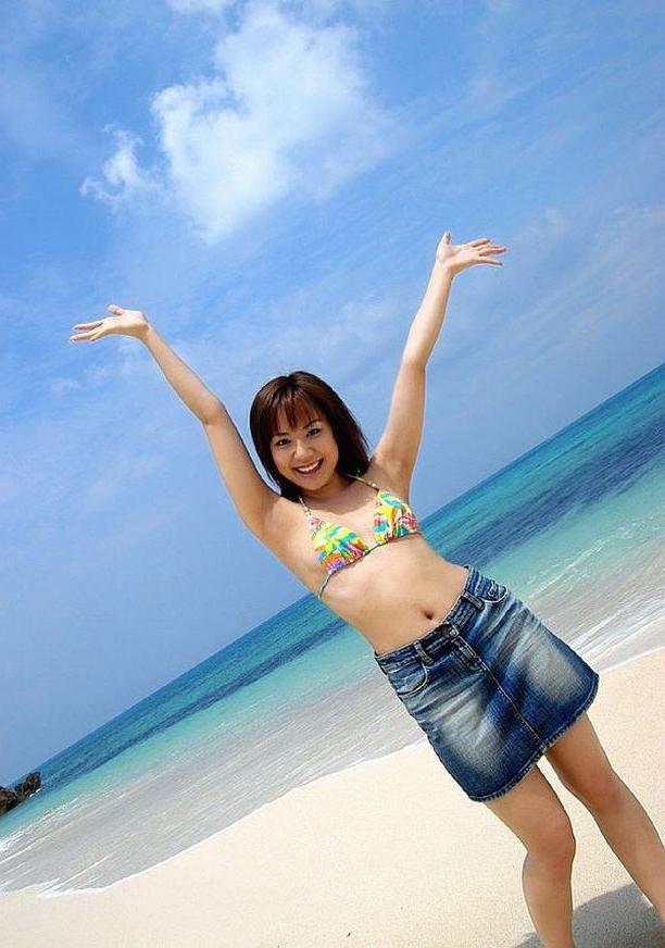 8P Japan beach babe Chikaho Ito posing in nice bikini