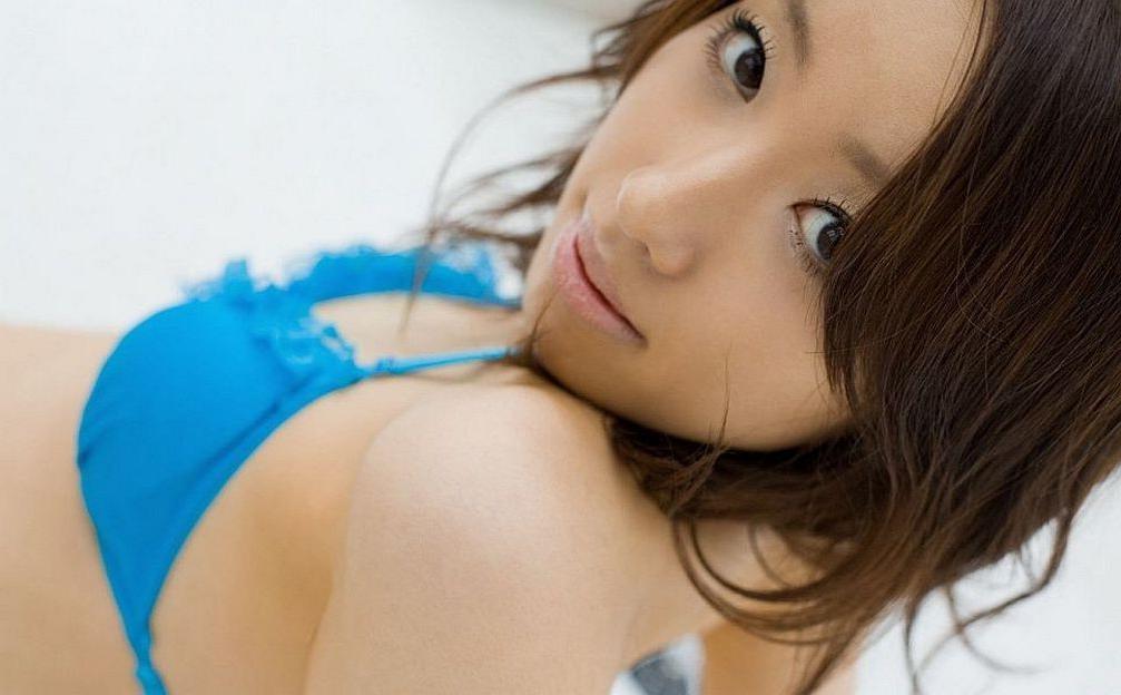 15P Pretty asian model Jun Kiyomi in bikini shows body