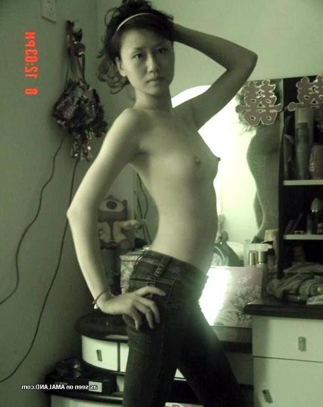 10P Chinese GF posing topless for her horny lover at home